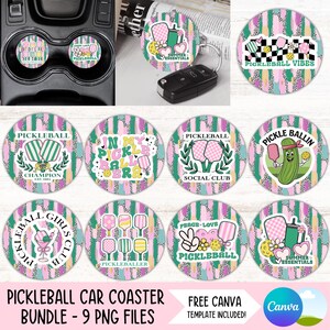 Pode incluir: Nove  tapetes redondos e coloridos para carro com v&aacute;rios designs tem&aacute;ticos de pickleball. Os designs incluem raquetes de pickleball, um jogador de pickleball, uma quadra de pickleball e o texto "Pickleball" e "Pickleball Vibes".