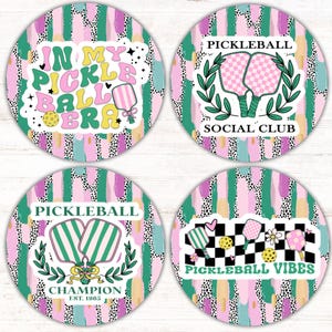Pode incluir: Quatro adesivos redondos com fundo abstrato rosa, verde e branco. Os adesivos apresentam diferentes designs com tema de pickleball com texto que diz "In My Pickleball Era", "Pickleball Social Club", "Pickleball Champion Est. 1965", e "Pickleball Vibes".