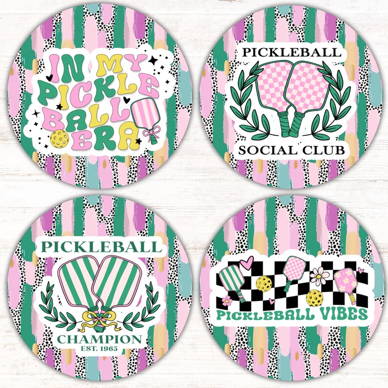 Pode incluir: Quatro adesivos redondos com fundo abstrato rosa, verde e branco. Os adesivos apresentam diferentes designs com tema de pickleball com texto que diz "In My Pickleball Era", "Pickleball Social Club", "Pickleball Champion Est. 1965", e "Pickleball Vibes".