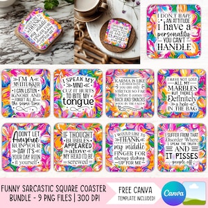 Op de afbeelding: Een bundel van negen vierkante onderzetters met bloemmotieven en humoristische citaten. De onderzetters hebben verschillende kleuren, waaronder roze, blauw, geel en oranje. De tekst op de onderzetters is in zwart en wit.