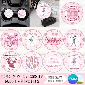 Può includere: Un set di nove sottobicchieri rosa per auto con vari design e testi, tra cui "Dance Mom" e "Mama Fueled by Dance". I sottobicchieri rotondi presentano ballerine e fiocchi decorativi.