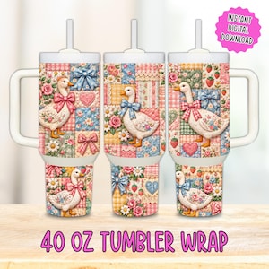 Könnte beinhalten: Drei weiße Becher mit Henkeln und Strohhalmen, verziert mit einem Patchwork-Muster aus Enten mit Schleifen, Blumen, Herzen und Erdbeeren. Der Text lautet 40 OZ TUMBLER WRAP und INSTANT DIGITAL DOWNLOAD. Das Design enthält Rosa, Blau und Gelb.
