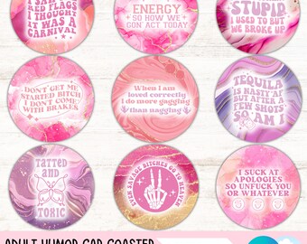 Puede incluir: Un conjunto de nueve posavasos redondos para coche con frases humorísticas en rosa, morado y dorado. Los posavasos presentan frases como "I saw the red flags", "I match energy" y "Tequila is nasty af". Las palabras "Adult Humor Car Coaster Bundle" están en la parte inferior.