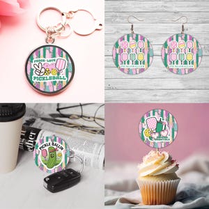 Pode incluir: Um conjunto de produtos tem&aacute;ticos de pickleball com um esquema de cores rosa e verde com um padr&atilde;o listrado e estampado de leopardo. O conjunto inclui um chaveiro, brincos e um topper para cupcake. O chaveiro apresenta um sinal de paz e o texto "Peace, Love, Pickleball". Os brincos s&atilde;o redondos e apresentam raquetes de pickleball. O topper para cupcake apresenta uma raquete de pickleball e o texto "Summer Essentials".