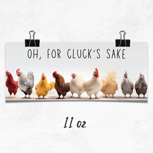 Op de afbeelding: Een wit bord met zwarte tekst die "OH, FOR CLUCK'S SAKE" luidt, met een rij van negen kippen ervoor. De kippen zijn in verschillende kleuren, waaronder wit, bruin, rood en geel. Het bord weegt 11 ounce.