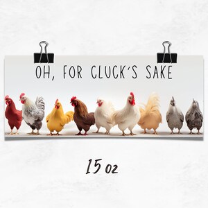 Op de afbeelding: Een wit bord met zwarte tekst die "OH, FOR CLUCK'S SAKE" zegt en een rij van negen kippen in verschillende kleuren en rassen. Het bord wordt vastgehouden door twee paperclips.