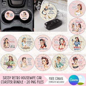 Pode incluir: Um conjunto de bases de carro de dona de casa retrô atrevida com vários designs. As bases apresentam ilustrações em estilo pin-up com citações humorísticas. O conjunto inclui um chaveiro de carro e duas bases em um porta-copos de carro. O texto "SASSY RETRO HOUSEWIFE CAR COASTER BUNDLE - 20 PNG FILES" está na parte inferior.