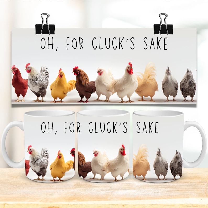 Op de afbeelding: Drie witte keramische mokken met zwarte tekst die "Oh, for cluck's sake" luidt. Elke mok heeft een rij kleurrijke kippen met rode kammen en keelwammen.