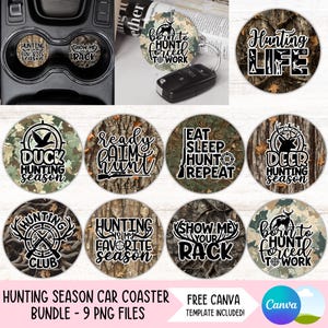 Puede incluir: Un conjunto de posavasos para coche y un llavero con diseños temáticos de caza. Los posavasos muestran frases como "Hunting Life", "Duck Hunting Season" y "Show Me Your Rack" en texto blanco sobre fondos de camuflaje y vetas de madera.