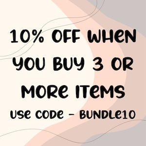 Op de afbeelding: Een afbeelding met een roze, witte en grijze achtergrond. De tekst luidt "10% KORTING BIJ AANKOOP VAN 3 OF MEER ARTIKELEN CODE GEBRUIKEN - BUNDLE10".