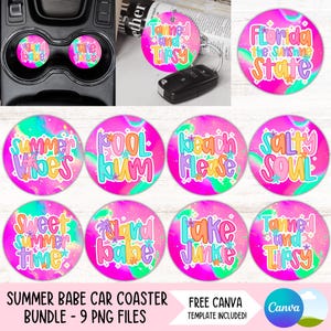 Puede incluir: Un conjunto de posavasos para coche y un llavero con diseños de temática veraniega. Los posavasos presentan frases como "Lake Junke" y "Tanned and Tipsy" en fuentes coloridas sobre un fondo rosa y azul. El llavero tiene el mismo diseño.