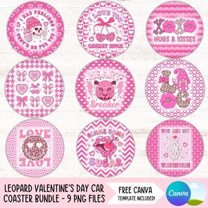Puede incluir: Nueve posavasos redondos de temática de San Valentín en rosa y blanco con detalles de estampado de leopardo. Los posavasos presentan varios diseños, incluyendo corazones, cerezas, labios y una calavera. El texto en los posavasos incluye "I Love You", "Cherry Hug", "Heart Breaker", "Hugs & Kisses", "Gimme Some Sugar", "You Are My Valentine" y "Love".