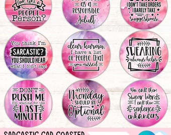 Puede incluir: Un conjunto de nueve posavasos redondos para coche con citas sarcásticas en texto negro sobre fondos de acuarela. Las citas incluyen frases como "¿Crees que soy sarcástico? Deberías oír lo que no digo."