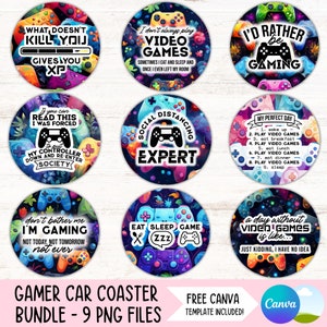 Puede incluir: Nueve posavasos redondos y coloridos con temática de videojuegos. Cada posavasos presenta un diseño diferente con un mando de videojuegos, texto y otros gráficos. El texto en los posavasos incluye frases como "What Doesn't Kill You Gives You XP", "I'd Rather Be Gaming", "Social Distancing Expert" y "Eat Sleep Game".