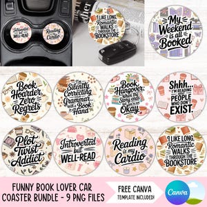 Puede incluir: Un conjunto de posavasos para coche con citas y diseños temáticos de libros. Los posavasos presentan frases como "Introvertido pero bien leído" y "Leer es mi cardio". La imagen también incluye un portavasos de coche con posavasos.