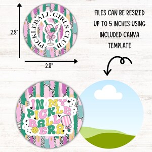 Pode incluir: Dois adesivos redondos com um padr&atilde;o abstrato rosa, verde e branco. O primeiro adesivo diz "Pickleball Girls Club" com um &iacute;cone de copo de martini. O segundo adesivo diz "In My Pickleball Era" com um &iacute;cone de pickleball e raquete. Os adesivos t&ecirc;m um di&acirc;metro de 2,8 polegadas.