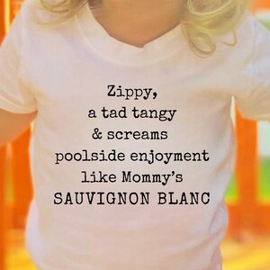 Zippy, un po 'piccante e urla divertimento a bordo piscina come la maglietta a maniche corte per bambini Sauvignon Blanc di mamma - regalo per baby shower - maglietta umorismo vino