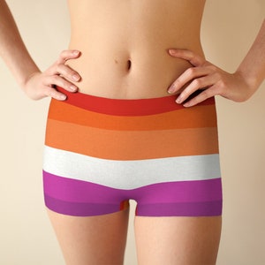 Peut inclure: Un sous-vêtement pour femme avec un motif rayé dans les tons de rouge, orange, blanc et violet.