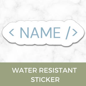 Op de afbeelding: Een witte sticker met lichtblauwe tekst die "< NAME />" luidt. De sticker heeft een afgeronde rechthoekige vorm. Daaronder staat de tekst "WATER RESISTANT STICKER" in wit op een groene achtergrond.
