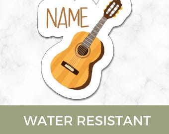 Op de afbeelding: Waterbestendige sticker met een cartoonillustratie van een akoestische gitaar met het woord "NAME" erboven.