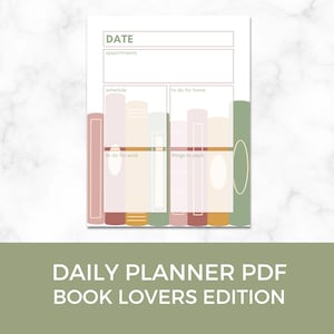 Op de afbeelding: Een afdrukbare dagelijkse planner PDF met een boekthema-ontwerp. De planner bevat secties voor afspraken, schema, takenlijsten voor thuis en op het werk en een sectie voor dingen om in te pakken. De titel "DAILY PLANNER PDF BOOK LOVERS EDITION" wordt weergegeven.