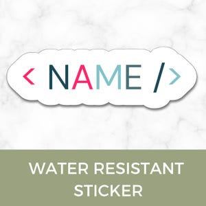 Pode incluir: Adesivo branco com a palavra "NAME" em verde-azulado, rosa e verde-azulado escuro, envolta em colchetes de código. O texto "WATER RESISTANT STICKER" está abaixo em um fundo verde.
