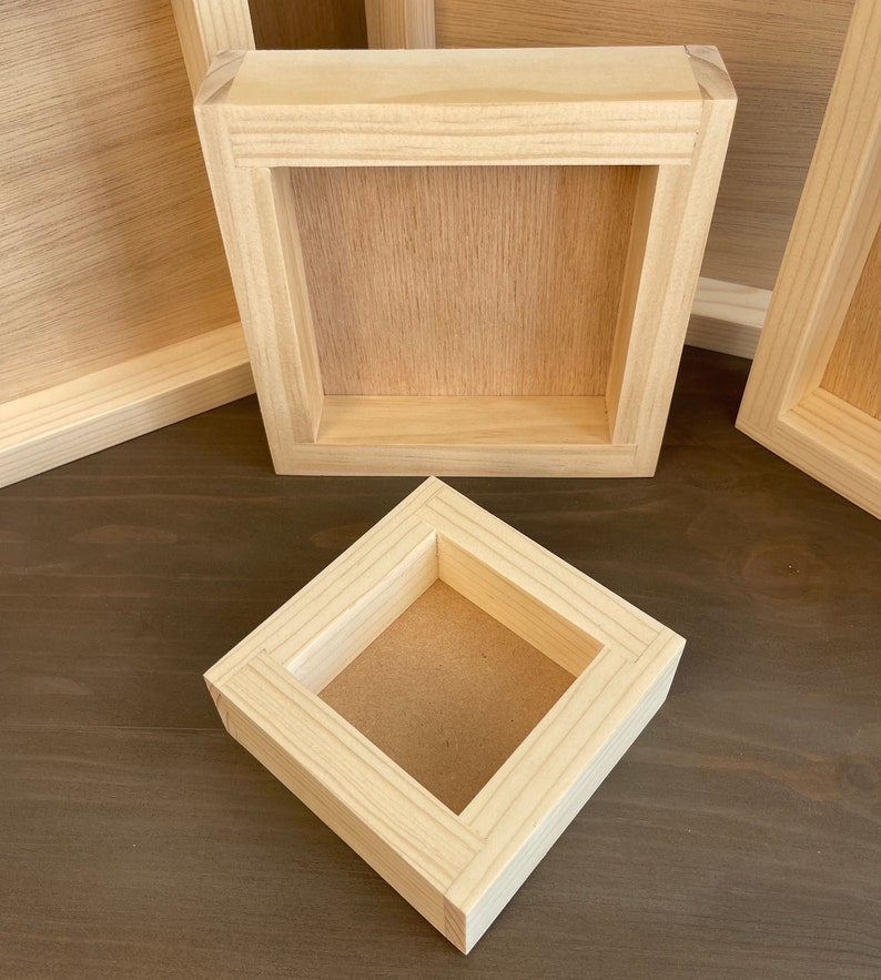 Puede incluir: Cuatro marcos de fotos de madera sin terminar de diferentes tama&ntilde;os. Los marcos son de madera natural de color marr&oacute;n claro. Los marcos est&aacute;n todos vac&iacute;os y listos para ser utilizados.