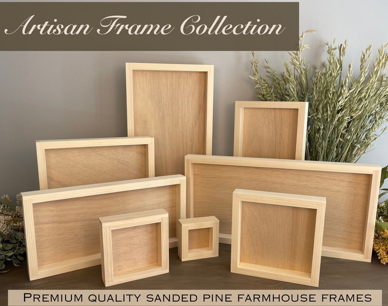 Puede incluir: Un conjunto de seis marcos de fotos de madera sin terminar en varios tama&ntilde;os. Los marcos est&aacute;n hechos de pino cepillado y tienen un color de madera natural.  Artisan Frame Collection.  Marcos de granja de pino cepillado de calidad superior.