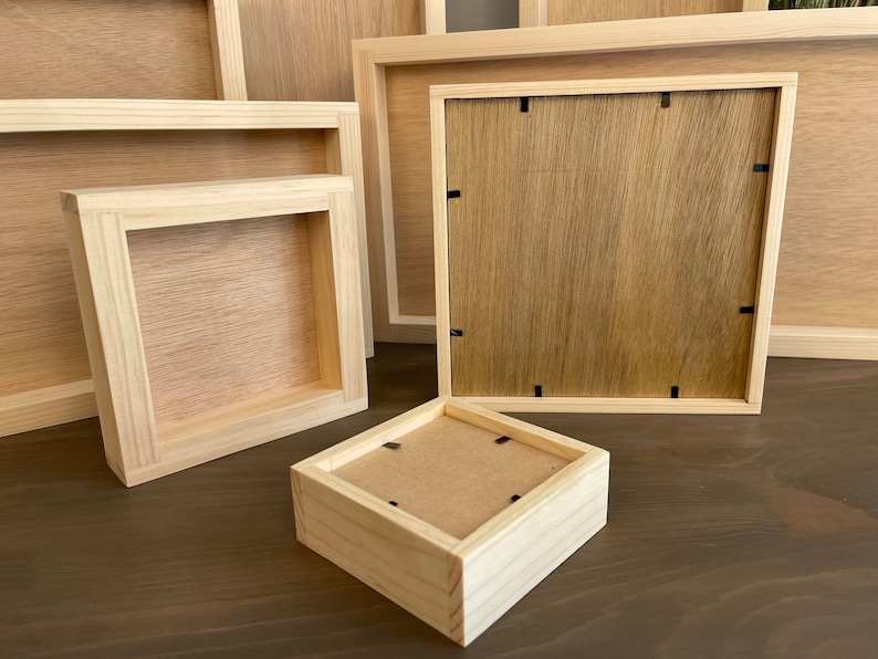 Puede incluir: Un conjunto de cuatro marcos de fotos de madera en varios tama&ntilde;os. Los marcos est&aacute;n hechos de madera natural con un acabado marr&oacute;n claro. Los marcos est&aacute;n todos vac&iacute;os y listos para ser utilizados para mostrar fotos u obras de arte.