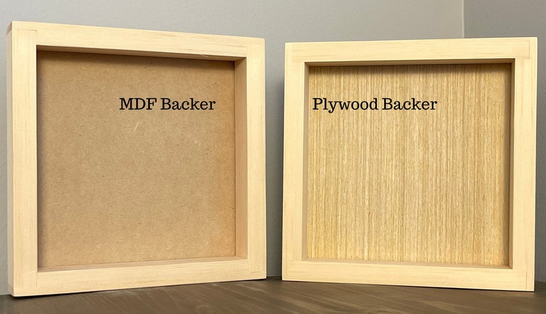 Puede incluir: Dos marcos de fotos de madera con diferentes materiales de respaldo. El marco de la izquierda tiene un respaldo de MDF y el marco de la derecha tiene un respaldo de madera contrachapada.
