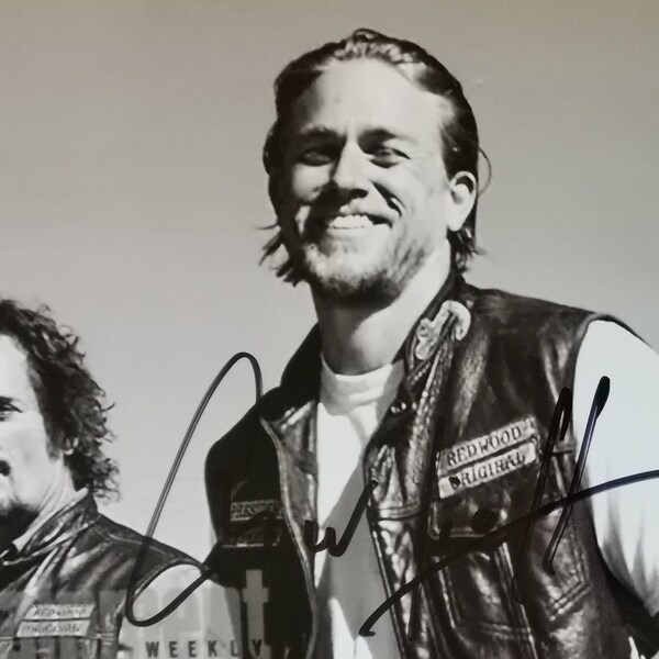 PICS] Charlie Hunnam Is Sexy Even In A T-Shirt & Jeans - Foto 12