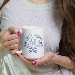 Split Monogramm Kaffeetasse French Country Custom Initials French Cottage personalisierte Kaffeetasse viktorianischen Wappen adrette Muster Schleife