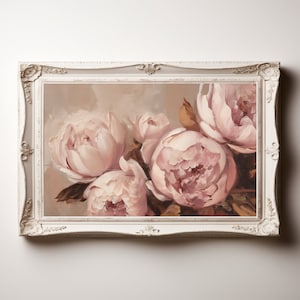 Puede incluir: Impresión floral enmarcada con un ramo de peonías rosas. Las flores están pintadas con pinceladas suaves sobre un fondo neutro. El marco blanco ornamentado añade elegancia a la obra de arte.