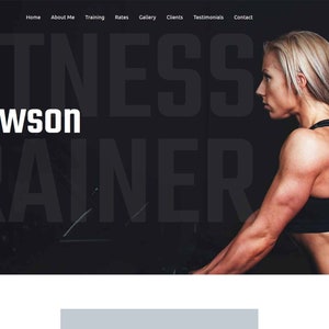 Puede incluir: Una página de inicio de sitio web para un entrenador de fitness llamado Cristy Dowson. El sitio web tiene un fondo negro con texto blanco y una foto de una mujer con un sujetador deportivo negro, levantando pesas.