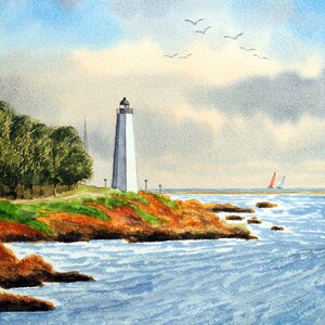 Könnte beinhalten: Ein Aquarellbild eines weißen Leuchtturms an einer felsigen Küste mit blauem Himmel und Meer. Zwei Segelboote sind in der Ferne zu sehen.