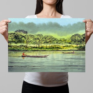 Op de afbeelding: Waterverf schilderij van een rivier scène met twee kleine boten en een weelderig groen bos op de achtergrond. De lucht is lichtblauw met witte wolken.