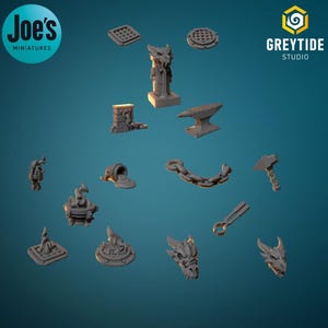 Könnte beinhalten: Eine Sammlung von Miniatur-Fantasy-Objekten, darunter ein Drachenkopf, ein Amboss, eine Kette und eine Säule mit einer Drachenskulptur. Die Objekte sind in verschiedenen Grautönen gehalten und vor einem türkisfarbenen Hintergrund platziert.