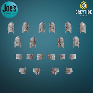 Puede incluir: Una colección de piezas de armadura en miniatura, incluyendo hombreras y petos, en color gris claro. Las piezas presentan intrincados diseños de nudos celtas y cadenas. La imagen incluye los logotipos de "Joe's miniatures" y "Greytide Studio".