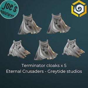 Könnte beinhalten: Fünf graue Terminator-Umhänge mit detaillierten Seil- und Anhängerakzenten. Das Bild enthält den Text "Terminator cloaks x 5" und "Eternal Crusaders - Greytide studios". Ein Logo für "Joe's miniatures" befindet sich in der oberen linken Ecke.