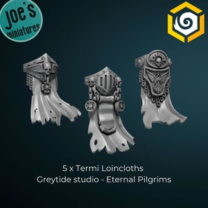 Puede incluir: Cinco miniaturas de plástico impresas en 3D de taparrabos para un Terminator Space Marine. Los taparrabos presentan diferentes diseños, incluyendo una calavera y alas, un casco con calaveras y un símbolo alado. El texto "5 x Termi Loincloths Greytide studio - Eternal Pilgrims" está impreso debajo de las miniaturas.