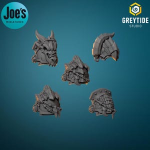 Può includere: Cinque elmi fantasy in miniatura grigi, tra cui un elmo con la faccia di drago e altri con disegni strutturati a forma di scaglia. Gli elmi sono di Joe's Miniatures e Greytide Studio.