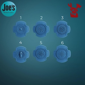Può includere: Una collezione di sei miniature decorative blu, ognuna con un design in rilievo unico. I pezzi sono disposti in due file da tre. L'immagine include un logo circolare nell'angolo in alto a sinistra con la scritta "Joe's MINIATURES".