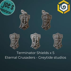 Può includere: Cinque scudi Terminator grigi con disegni dettagliati, tra cui teschi, croci e armi. Gli scudi sono di Eternal Crusaders di Greytide studios. L'immagine include anche il testo "Joe's miniatures".