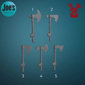 Puede incluir: Cinco hachas grises en miniatura con mangos texturizados y detalles en forma de martillo. Las hachas tienen diferentes formas de hoja y están numeradas del 1 al 5. La imagen incluye un logotipo que dice "Joe's MINATURES".