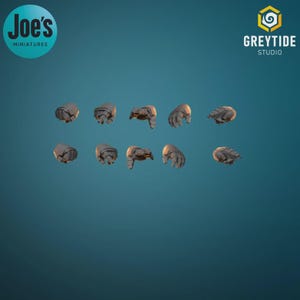 Peut inclure: Ensemble de mains miniatures non peintes, probablement pour le modélisme ou les jeux. Les mains sont de différentes poses et de couleur marron clair. L'image comprend les logos "Joe's Miniatures" et "Greytide Studio."