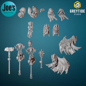 Könnte beinhalten: Eine Sammlung unbemalter Miniaturfiguren und -komponenten, darunter ein Hammer, Streitkolben, Rüstungsteile und Charakterköpfe mit langen Bärten. Das Bild enthält die Logos "Joe's Miniatures" und "Greytide Studio".