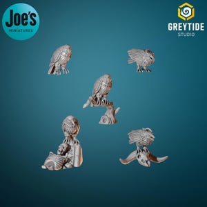 Puede incluir: Colección de figuras de búhos grises en miniatura en varias poses. Un búho está posado en una rama, otro sobre un cráneo, y otros están solos. Las figuras son probablemente para juegos de mesa o exhibición.