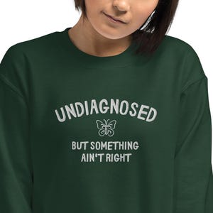 Sudadera de cuello redondo bordada con texto &quot;Sin diagnosticar, pero algo no va bien&quot;: un divertido regalo de salud mental, un jersey unisex sarcástico para el TDAH y la ansiedad.