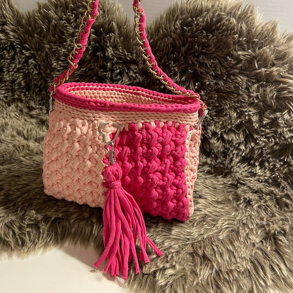 HÜBSCHE gestrickte Häkeltasche, mit Trapilho, Baumwollfaden und goldener Kette, GESCHENKverpackung zum Valentinstag, Hochzeitstag