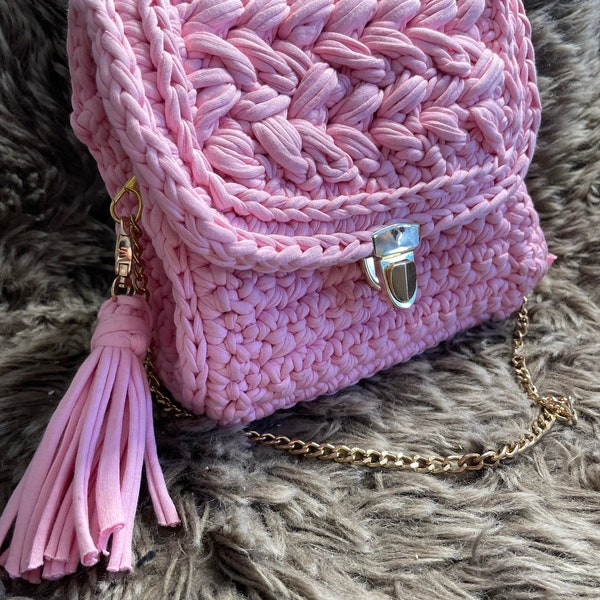 Sac à main rose au crochet, avec bandoulière dorée, modèle unique ,mariage ,cadeau de saint Valentin, mariage, anniversaire, modèle unique